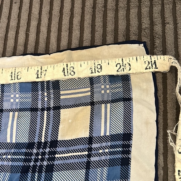 20.5 X 20.5 silk scarf - Picture 5 of 6